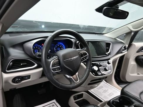 Used 2023 Chrysler Pacifica Touring-L image 15