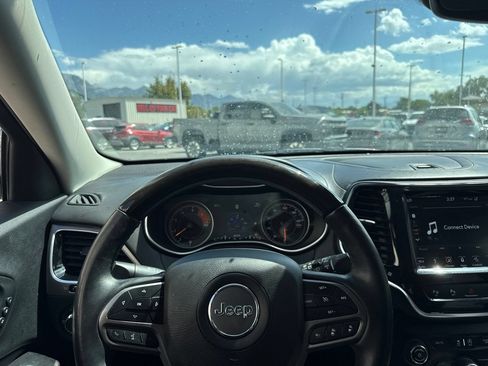 Used 2019 Jeep Cherokee Overland w/ Technology Group AWD/4WD image 21