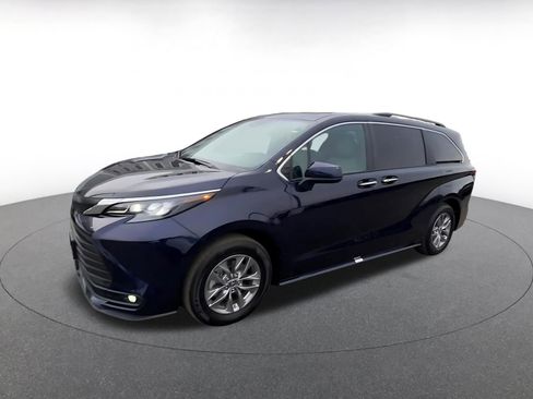 Used 2025 Toyota Sienna XLE image 8