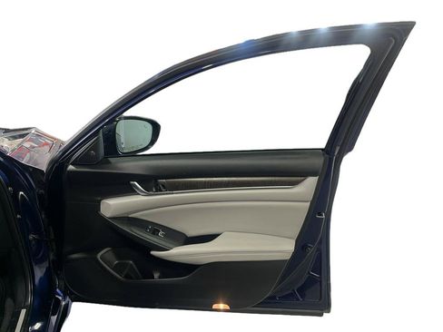 Used 2018 Honda Accord Touring image 18