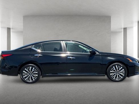 Used 2025 Nissan Altima 2.5 SV FWD image 3