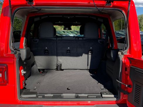 Used 2025 Jeep Wrangler Sahara image 30