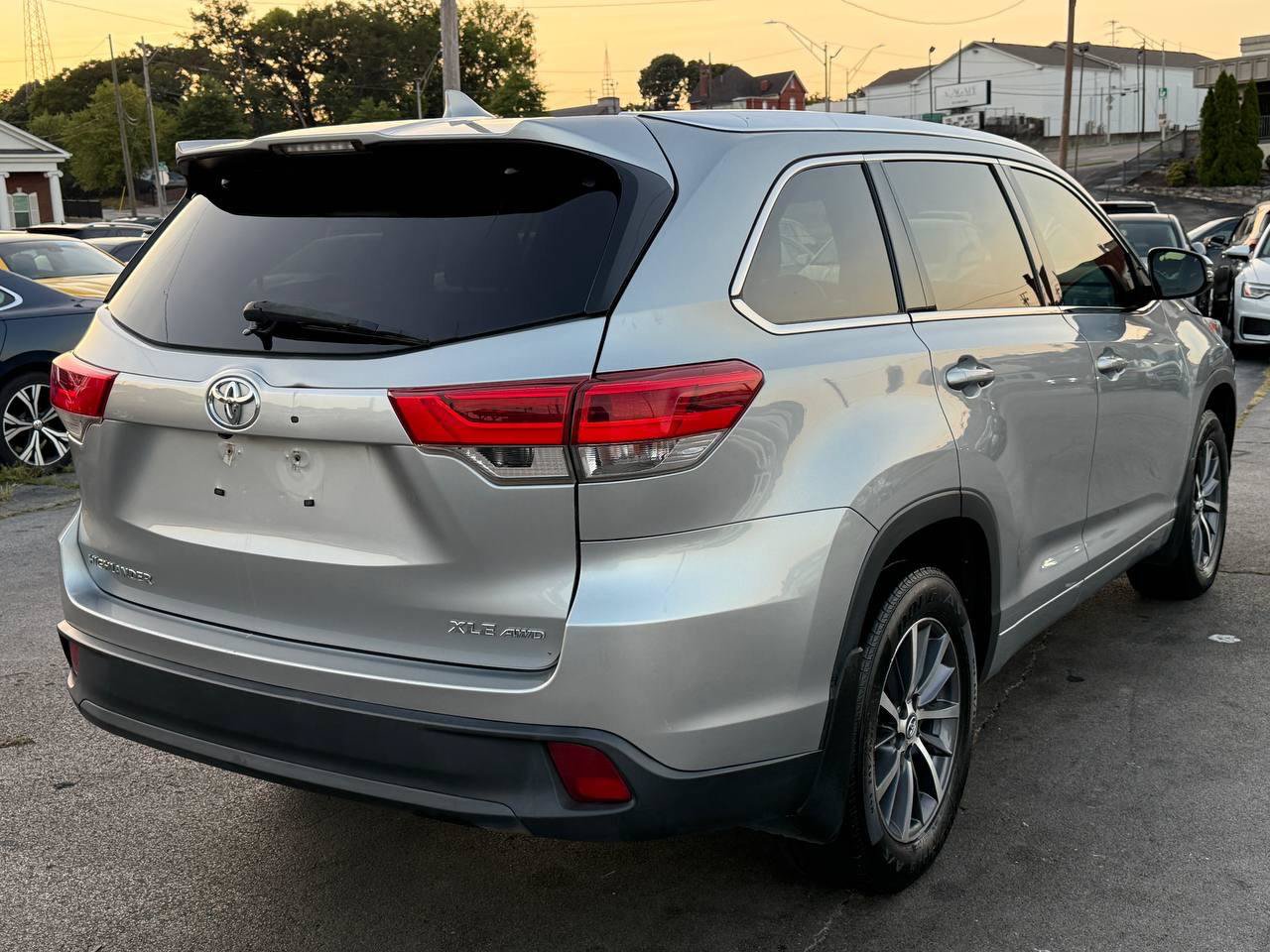 Used 2017 Toyota Highlander XLE AWD/4WD image 8