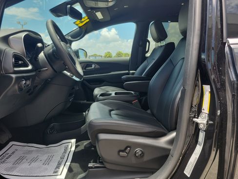 Used 2025 Chrysler Pacifica Select FWD image 11