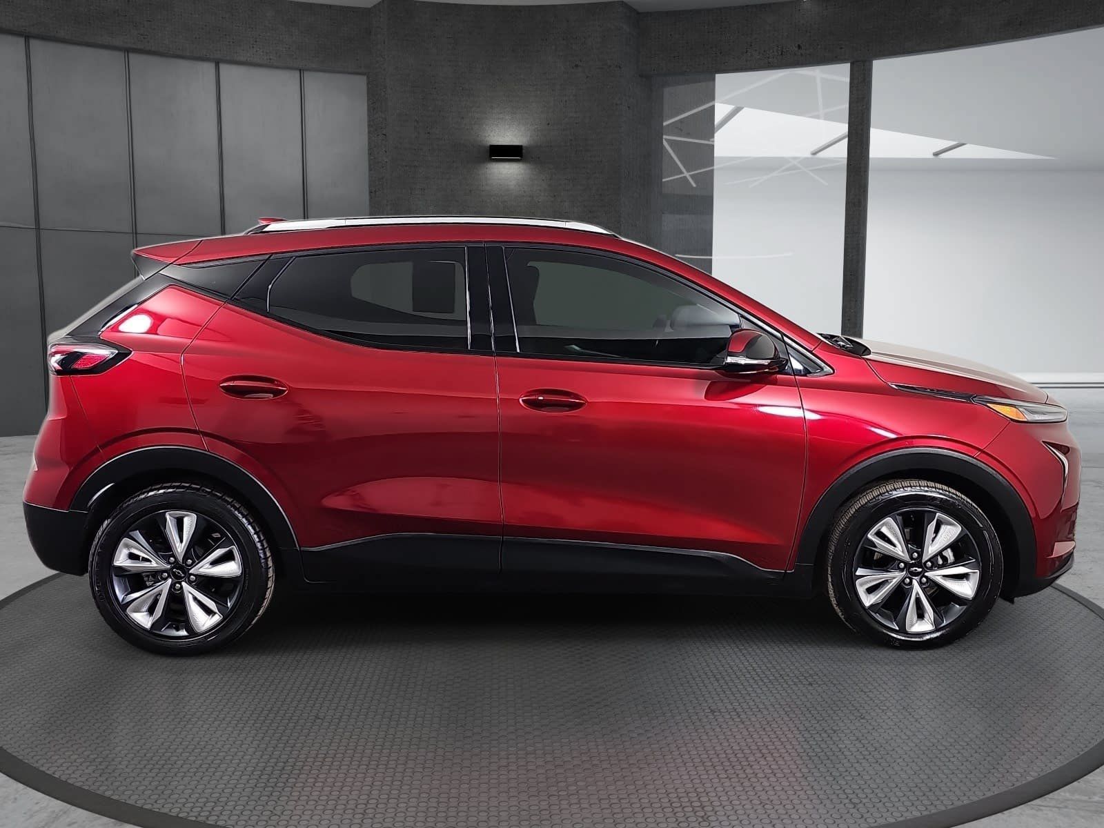 Used 2023 Chevrolet Bolt EUV LT w/ Convenience Package FWD image 4