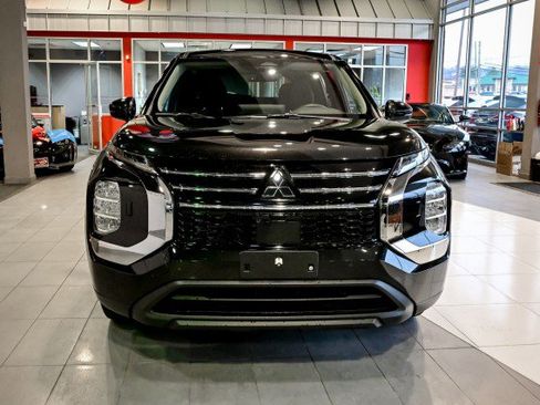 Used 2025 Mitsubishi Outlander ES image 2