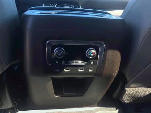 Used 2021 Chevrolet Suburban Z71 w/ Luxury Package image 17