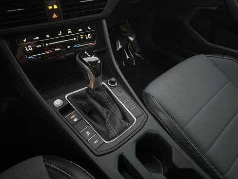 Used 2025 Volkswagen Jetta SE image 41