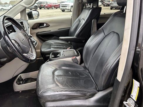 Used 2018 Chrysler Pacifica Touring-L Plus w/ Tire & Wheel Group image 15