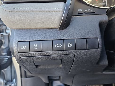 Used 2018 Toyota Camry XLE image 22