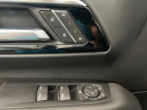 Used 2025 Chevrolet Suburban Z71 image 12