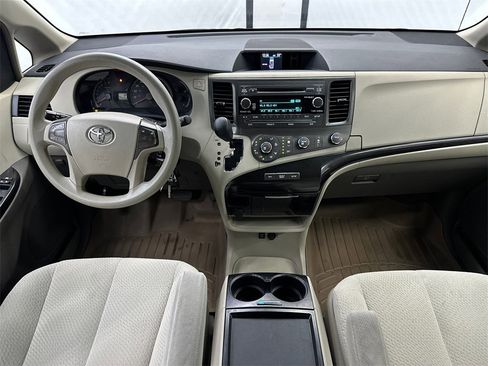Used 2011 Toyota Sienna LE image 21