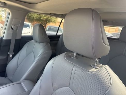 Used 2023 Toyota Highlander Limited image 11