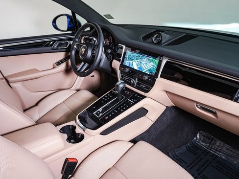 Certified 2025 Porsche Macan image 13