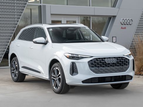 Certified 2025 Audi Q5 Premium Plus w/ Premium Plus image 2