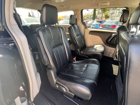 Used 2015 Chrysler Town & Country Touring FWD image 14