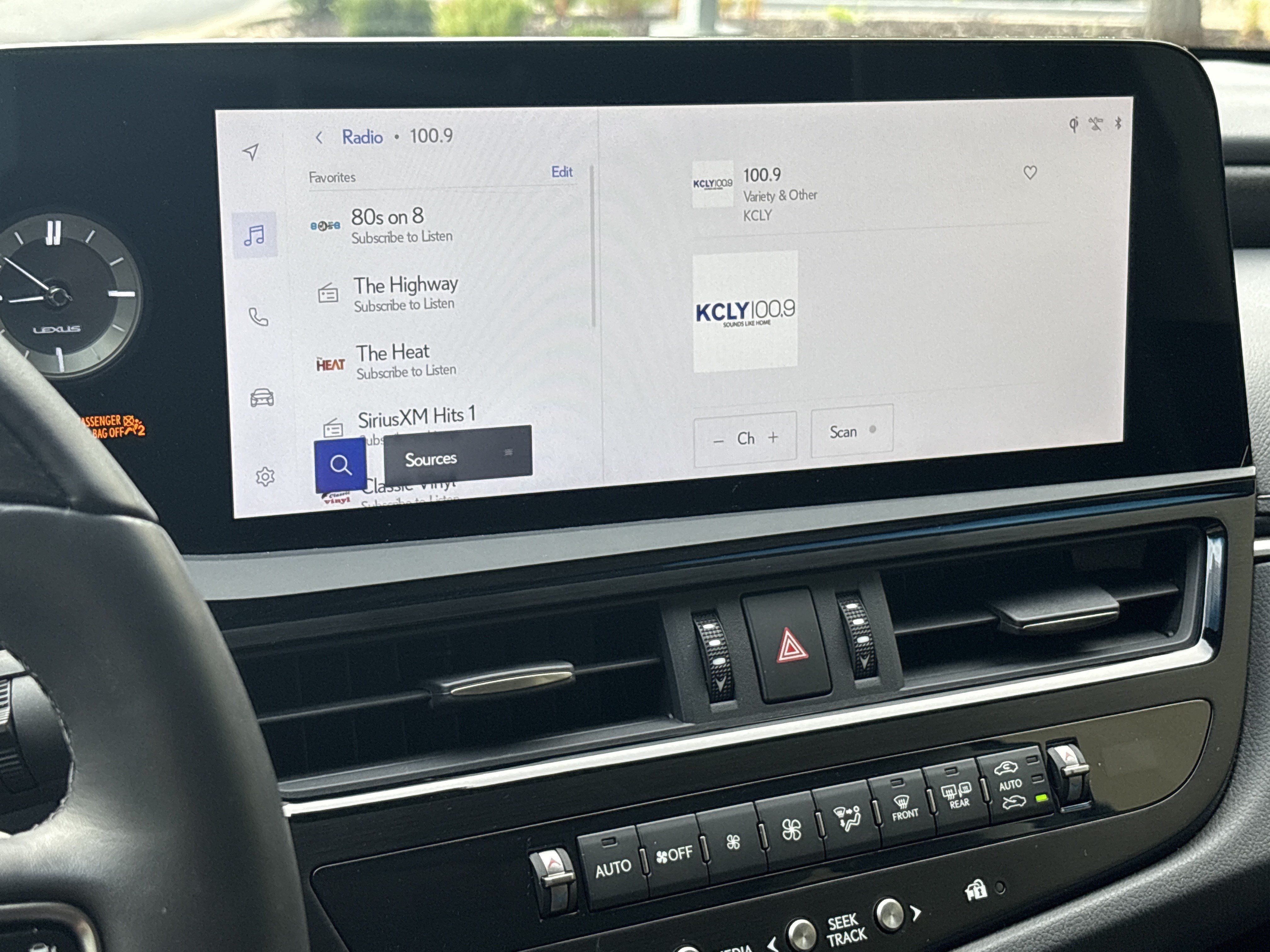 Used 2025 Lexus ES 300h w/ Luxury Package FWD image 23