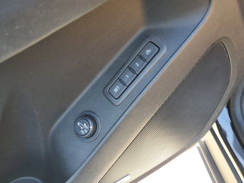 Used 2019 Chevrolet Equinox Premier image 17