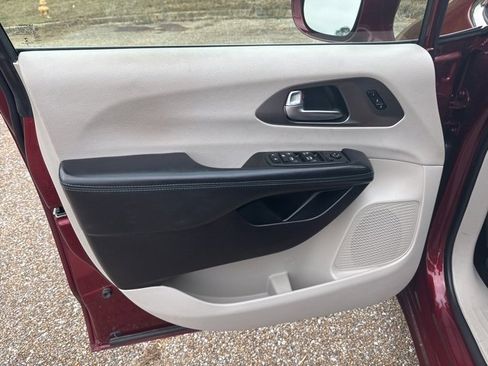 Used 2021 Chrysler Pacifica Touring-L image 15