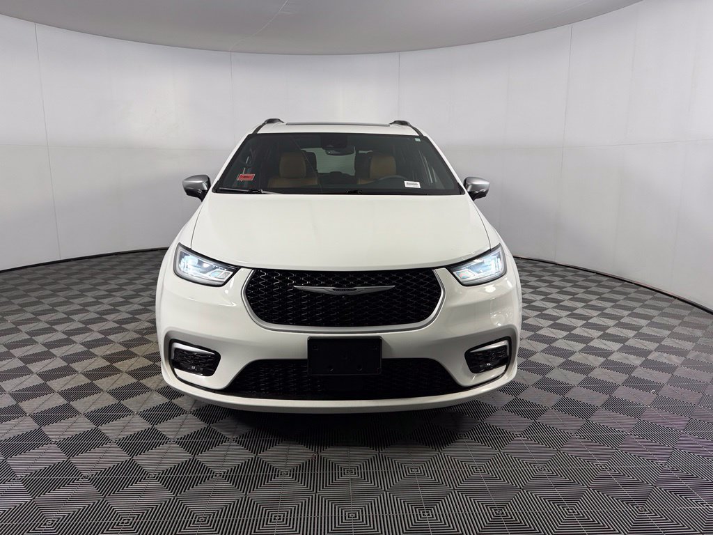 Used 2023 Chrysler Pacifica Pinnacle FWD image 3