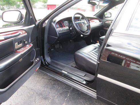 Used 2005 Lincoln Town Car Signature RWD image 13