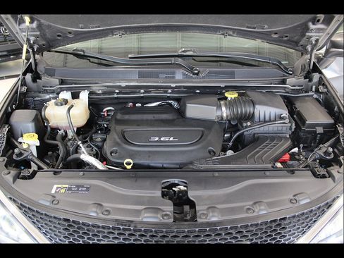 Used 2018 Chrysler Pacifica Touring Plus FWD image 28