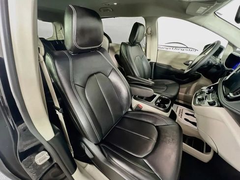 Used 2024 Chrysler Pacifica Touring-L FWD image 29
