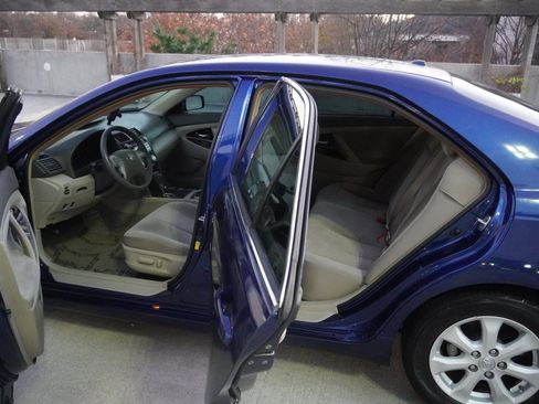 Used 2011 Toyota Camry LE image 32