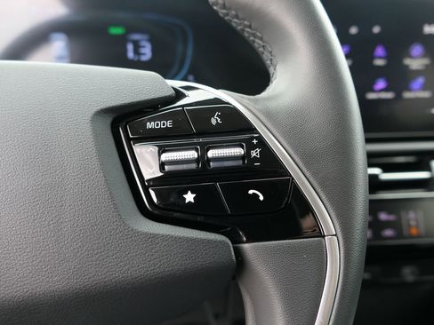 Used 2025 Kia Niro EX image 16