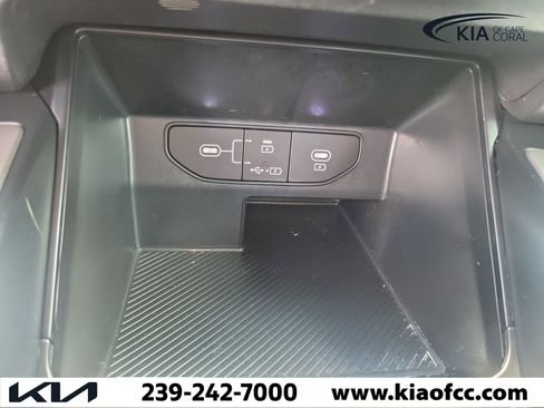 Certified 2025 Kia Sorento LX FWD image 30