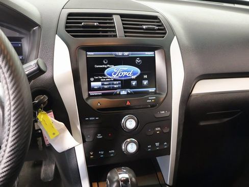 Used 2015 Ford Explorer XLT w/ Equipment Group 202B image 5