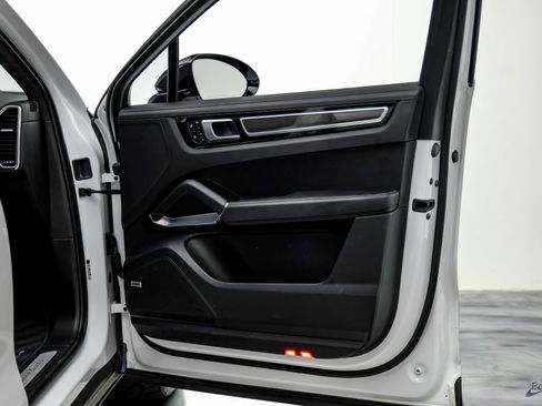 Used 2022 Porsche Cayenne Turbo image 92