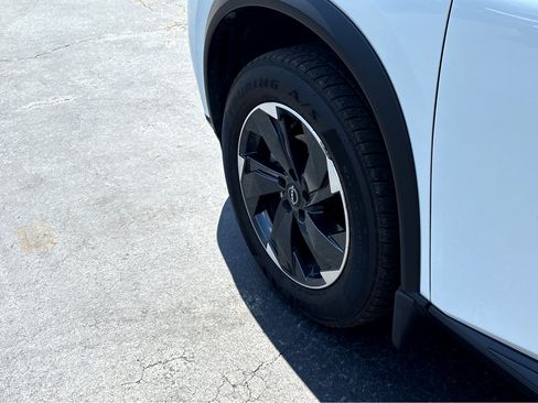 Used 2025 Nissan Rogue SV w/ SV Premium Package image 24