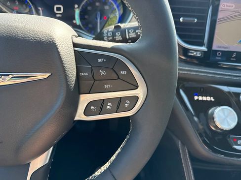 Used 2026 Chrysler Pacifica Limited FWD image 37