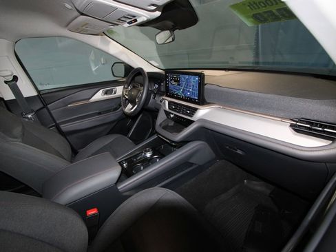 Used 2025 Ford Explorer Active image 19