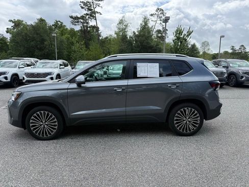 Used 2025 Volkswagen Taos SE w/ Panoramic Sunroof Package image 15