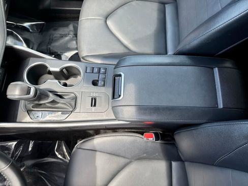 Used 2025 Toyota Highlander XLE FWD image 34