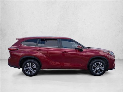 Used 2023 Toyota Highlander XLE FWD image 4