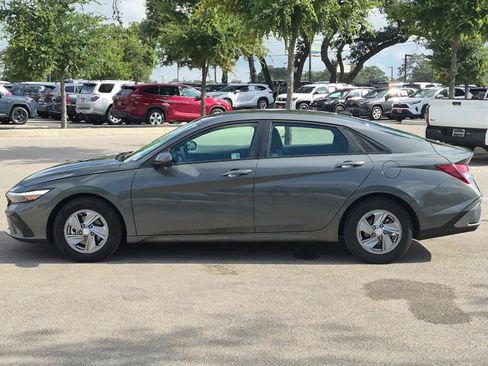 Used 2025 Hyundai Elantra SE FWD image 2