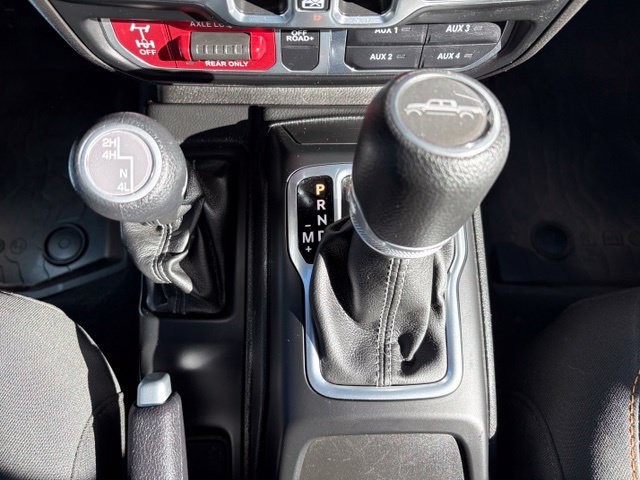 Used 2025 Jeep Gladiator Mojave w/ Convenience Group AWD/4WD image 30