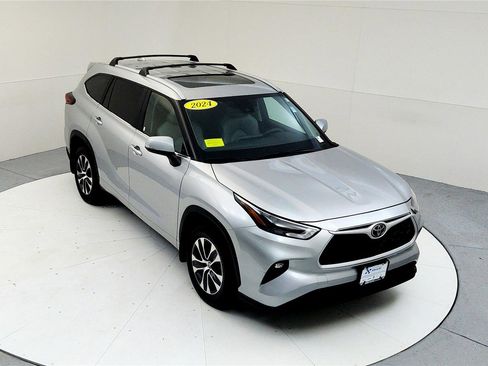 Certified 2024 Toyota Highlander XLE image 13