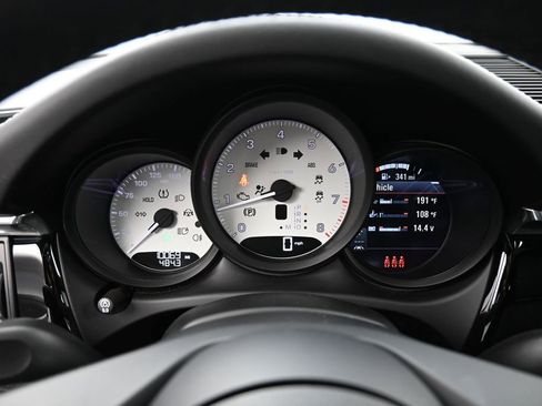 Certified 2025 Porsche Macan AWD/4WD image 20