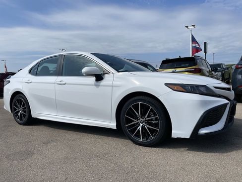 Used 2023 Toyota Camry SE image 2