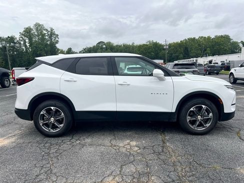 Used 2025 Chevrolet Blazer LT FWD image 2