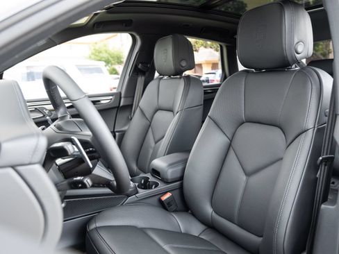 Certified 2026 Porsche Macan S AWD/4WD image 5