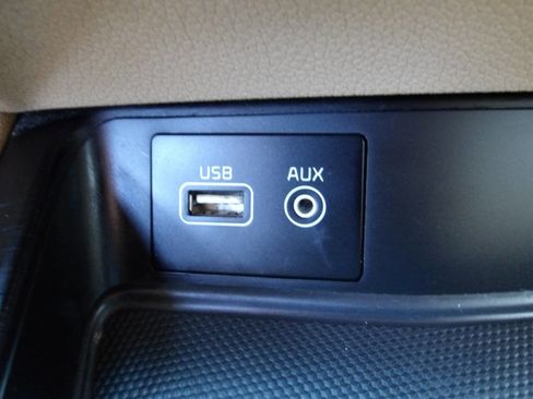 Used 2017 Kia Sedona LX w/ LX Essentials Premium Package image 16