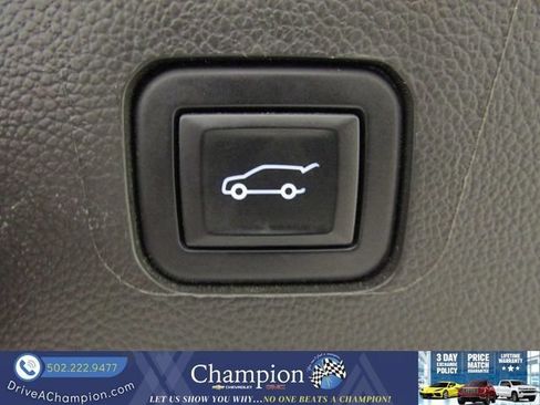 Used 2022 Chevrolet Traverse RS FWD image 16