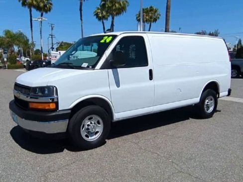 Used 2024 Chevrolet Express 2500 w/ Driver Convenience Package RWD image 4