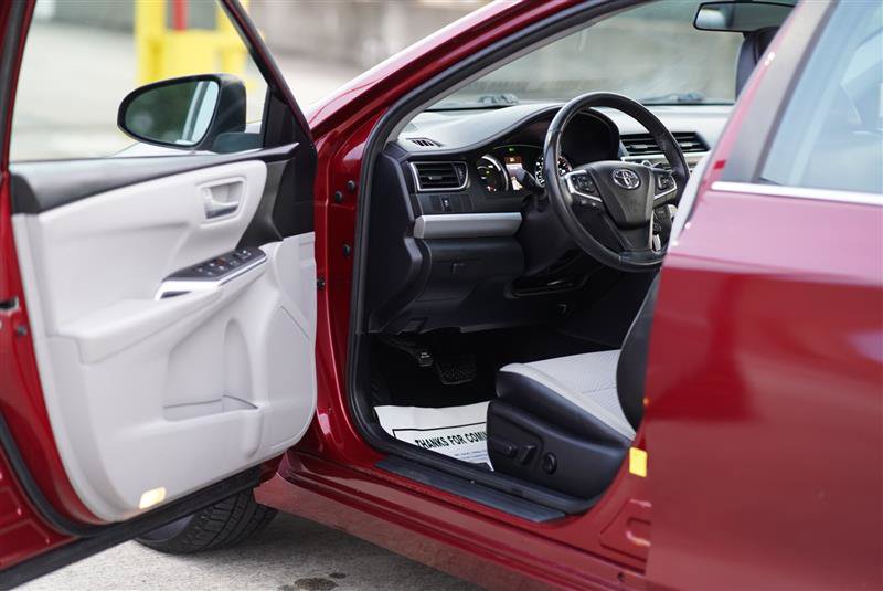 Used 2017 Toyota Camry SE w/ Moonroof Package FWD image 33