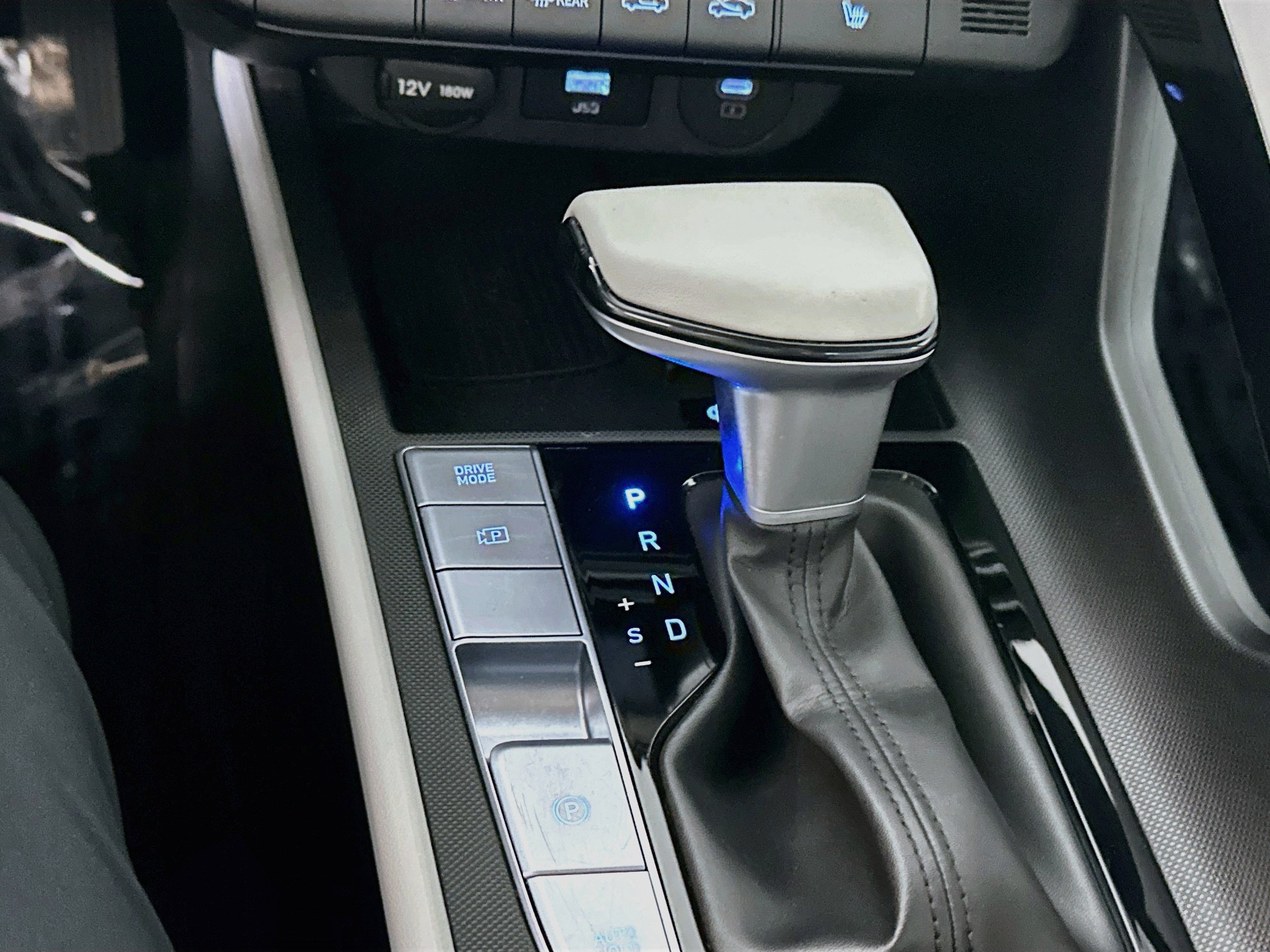 Certified 2025 Hyundai Elantra Limited FWD image 17